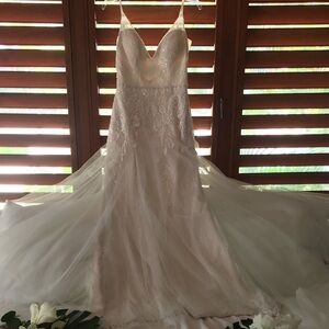 Elegant Lace Wedding Dress in Cream